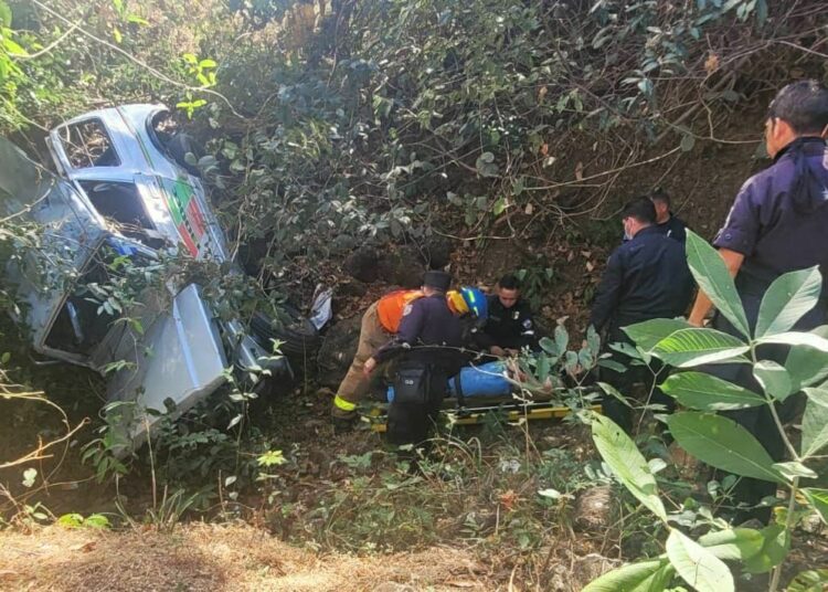 Rescatan a persona que cayó a una quebrada tras accidentarse en carretera a Morazán
