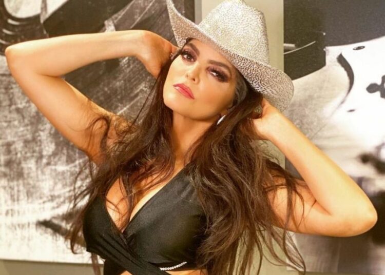 Ana Bárbara sufre dolorosa caída en plena sesión de fotos por culpa de su vestuario