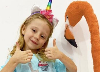 Conozca la youtuber de 7 años que ganó USD$ 28 millones durante 2021