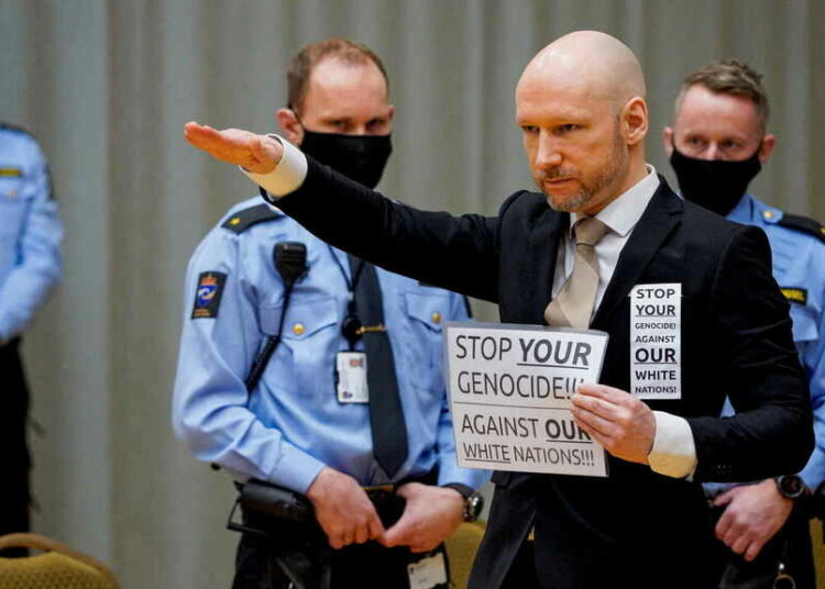 A 10 años de asesinar a 77 personas en Utøya, Anders Breivik pidió salir en libertad haciendo un saludo nazi ante la corte noruega
