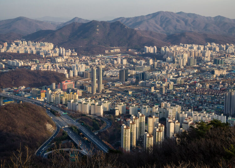 China confina una ciudad de más de 5 millones de habitantes, la tercera cerrada para luchar contra un brote de Covid-19