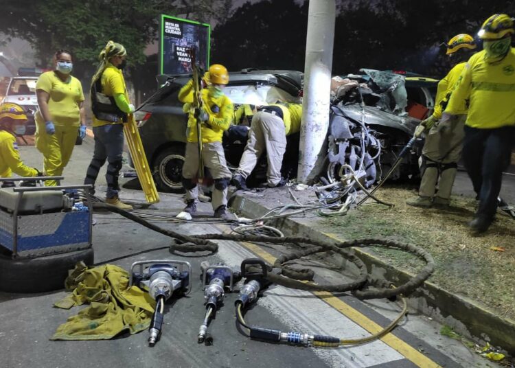 Jóvenes en estado de ebriedad sufren fuerte accidente en Ilopango
