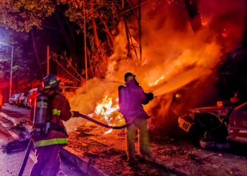 Bomberos sofocan voraz incendio sobre la carretera Troncal del Norte