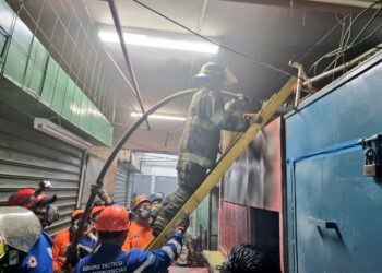 Bomberos sofocan conato de incendio en el mercado Sagrado Corazón de San Salvador