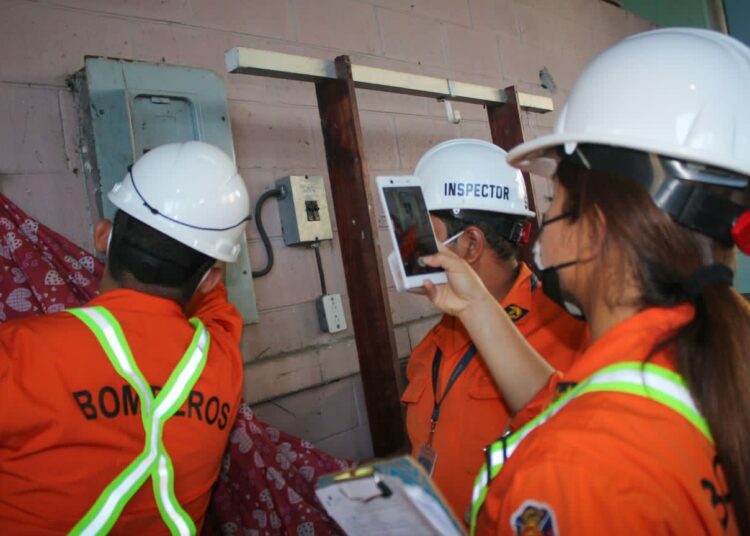 Bomberos realiza inspecciones en el mercado de Aguilares para evitar incendios
