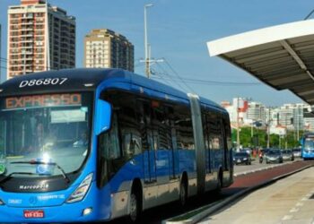 Video | Una mujer da a luz en un autobús en Río de Janeiro y pide disculpas a los pasajeros mientras estos aplauden