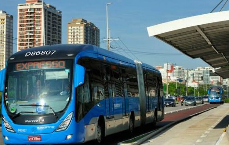 Video | Una mujer da a luz en un autobús en Río de Janeiro y pide disculpas a los pasajeros mientras estos aplauden