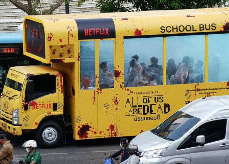 Bus ensangrentado recorriendo las calles de Tailandia como promoción de una nueva serie de Netflix sobre zombis divide a los internautas