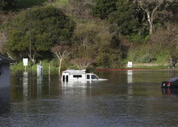 (VIDEO) Olas de un tsunami llegan a California tras la erupción del volcán en Tonga