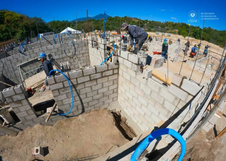 Ministerio de Vivienda avanza en la construcción de 30 casas en la comunidad Los Cocodrilos en San Salvador