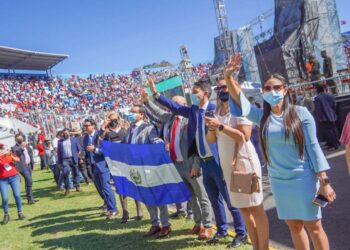 Pueblo hondureño recibe con euforia a representantes del presidente Bukele en toma de posesión de Xiomara Castro