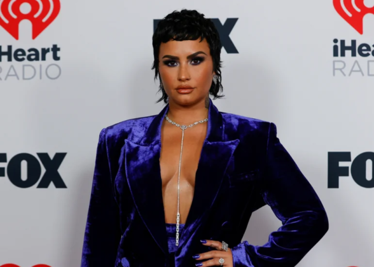 Demi Lovato sale de rehabilitación luciendo un tatuaje en su cabeza