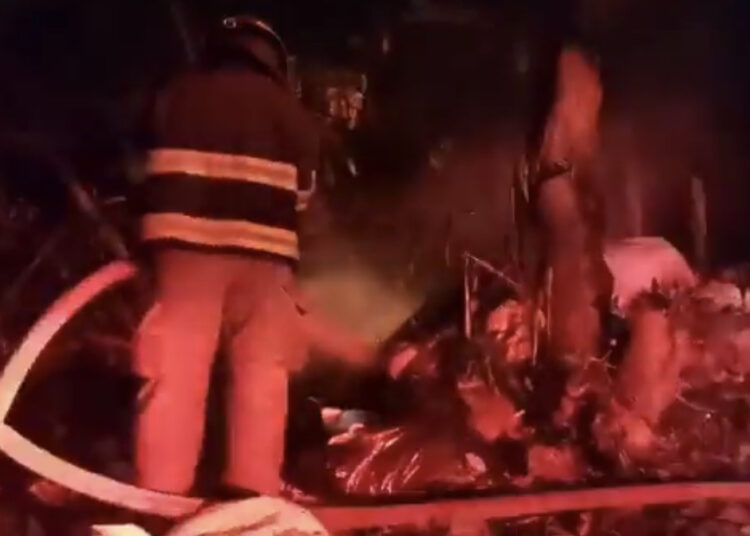 Bomberos sofocan incendio en terreno con maleza seca en San Salvador
