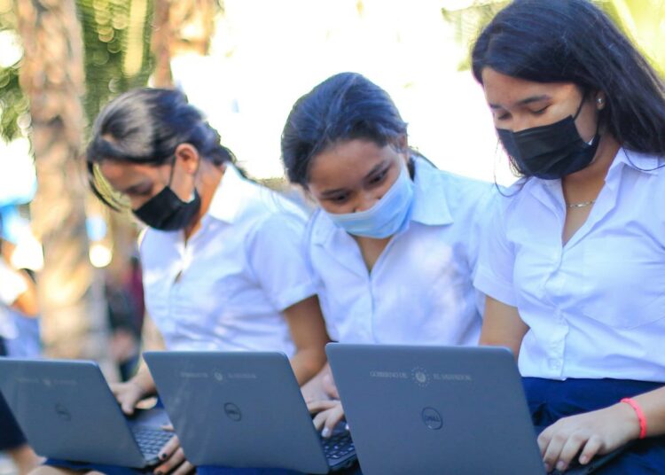 Estudiantes en San Salvador son beneficiados con la entrega de computadoras