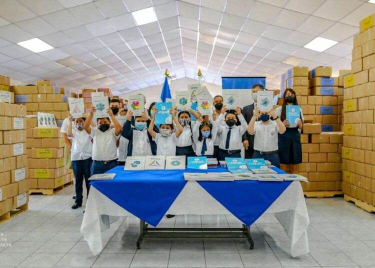 Ministerio de Educación arranca primera fase de entrega de 4 millones de libros a estudiantes del sector público y privado