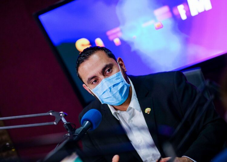 “Picazón de garganta, dolor de cabeza, fiebre, dolor muscular” son los síntomas más comunes de la variante Ómicron, explica Francisco Alabi