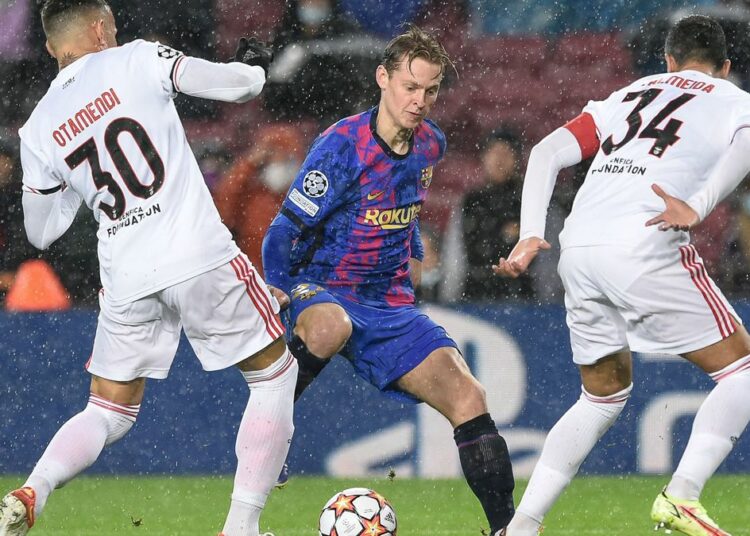 El jugador de Barcelona De Jong da un golpe sobre la mesa