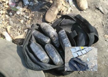 Sujeto abandona mochila con paquetes de marihuana al notar presencia militar