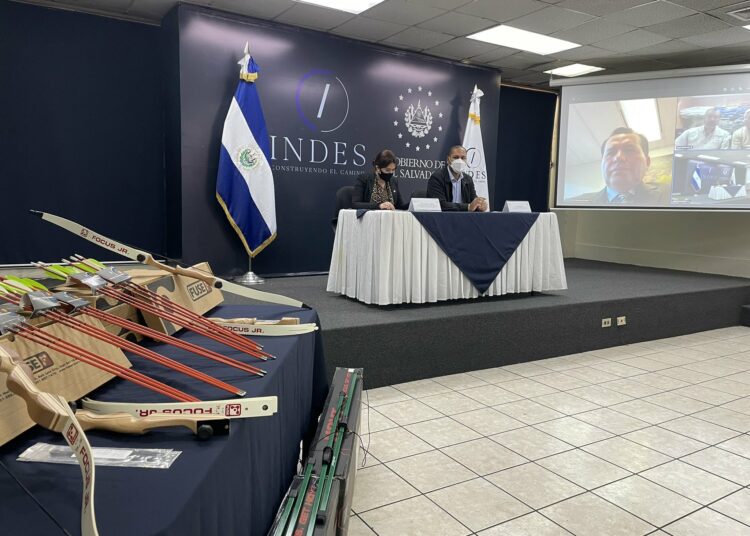 Federación Salvadoreña de Tiro con Arco recibe donativo de equipo gracias a gestiones gubernamentales