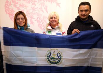 Montañistas salvadoreños encabezados por Alfa Karina Arrué van a la conquista del volcán «Ojos del Salado» ubicado entre Chile y Argentina