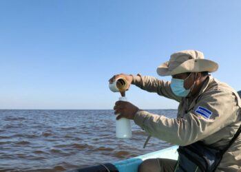 Medio Ambiente emite alerta por presencia de marea roja tóxica en costas salvadoreñas