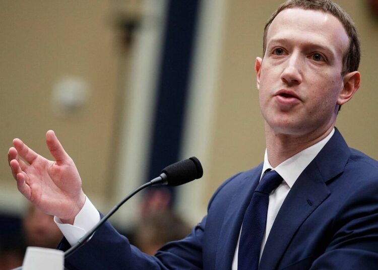 Hombre demanda a Mark Zuckerberg por dejarlo sin Facebook un mes; pide 300 mil dólares