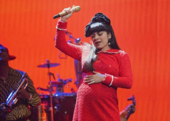 Mon Laferte revela el nombre y sexo de su bebé y explota las redes sociales