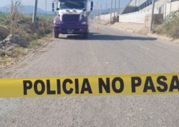 Hombre fallece mientras conducía un cabezal en calle a Nejapa