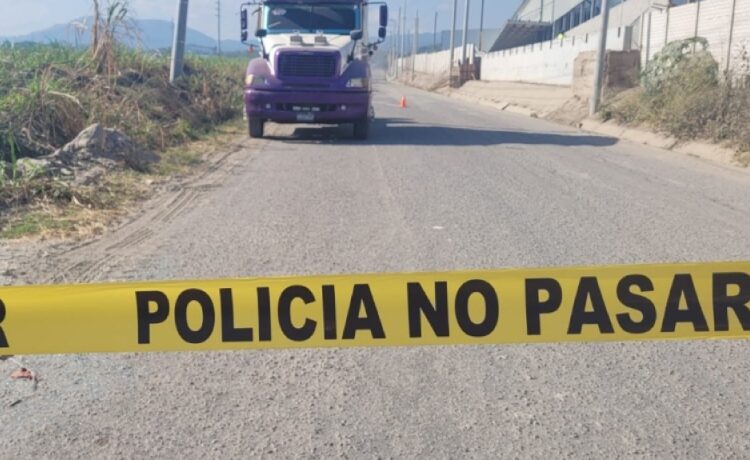 Hombre fallece mientras conducía un cabezal en calle a Nejapa