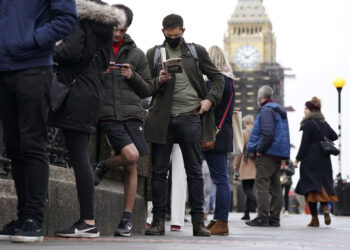 La variante Ómicron provoca el mayor aumento de casos de covid-19 en Reino Unido, pero pocos necesitan respiradores