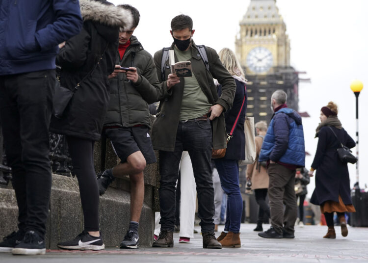 La variante Ómicron provoca el mayor aumento de casos de covid-19 en Reino Unido, pero pocos necesitan respiradores