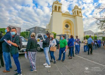 Ministerio de Salud continúa tamizajes comunitarios en plaza Gerardo Barrios de San Salvador