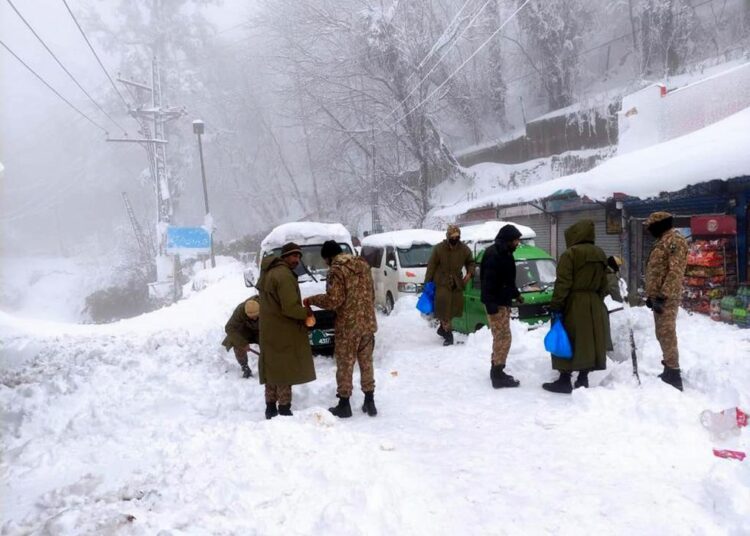 Miles de automóviles atrapados en Pakistán por las fuertes tormentas de nieve: asciende a 22 los muertos por hipotermia