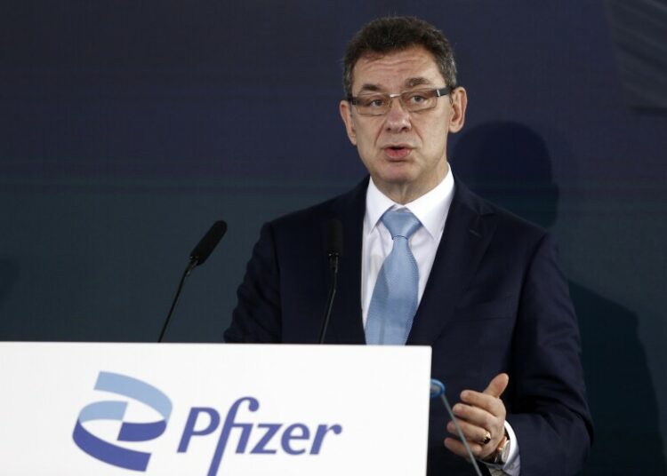 Pfizer anunció que tendrá lista en marzo una nueva vacuna contra la variante Ómicron del coronavirus