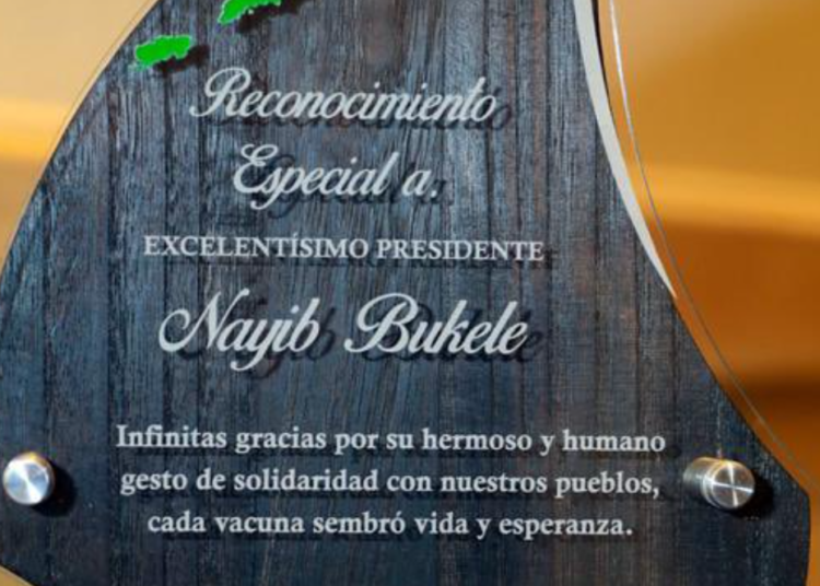 Empresarios hondureños dan reconocimiento al Presidente Bukele por donación de vacunas a las islas de la bahía