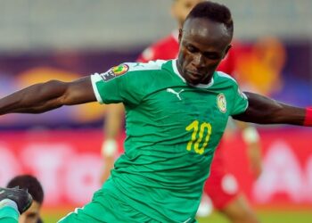 (VIDEO) El delantero senegalés Sadio Mané pierde el conocimiento al chocar con un rival y anota un soberbio gol en la siguiente jugada