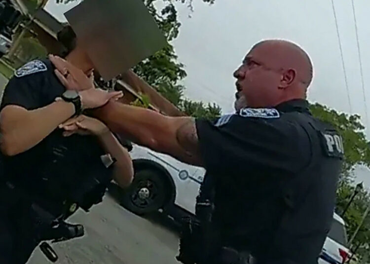 (VIDEO) Un sargento de Policía de EE.UU. agarra del cuello a una oficial que lo alejó de un arrestado al que amenazó con gas pimienta