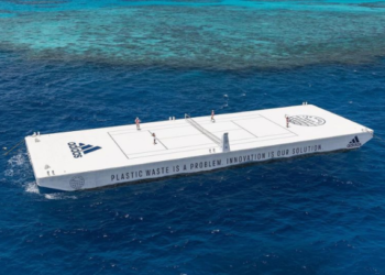 (VIDEO) Adidas instala en la Gran Barrera de Coral australiana una cancha flotante de tenis hecha de plástico reciclado