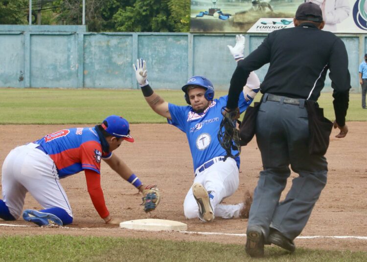 Shoppin Center y Utec inician con victoria en la inauguración de la liga nacional de béisbol