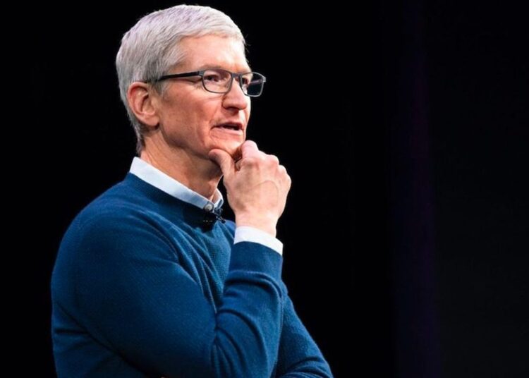 Tim Cook fue acosado por una mujer que dijo ser su esposa, fue a su casa, le envió fotos de armas y le exigió USD 500 millones