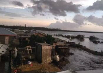Primeras imágenes de la devastación en Tonga: el tsunami arrasó todas las casas de una isla y crece el número de muertos