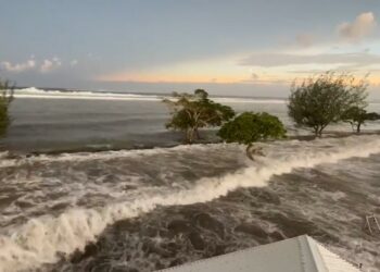 Tsunami golpea a Tonga y enciende alarmas en otras islas