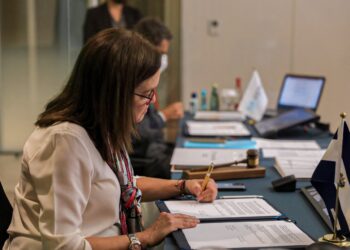 El Salvador continuará transformando la matriz energética gracias a convenio con IRENA