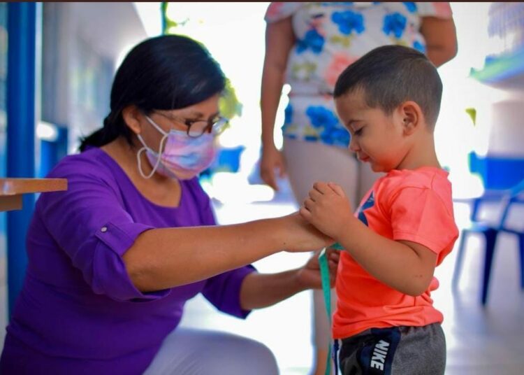 Gobierno entrega uniformes y zapatos a estudiantes del sector público que iniciarán clases de manera semipresencial, opcional y multimodal