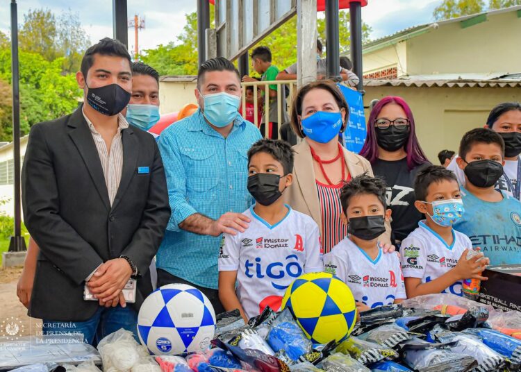 Gobierno inaugura cancha de fútbol en la colonia Zacamil, como parte de las acciones del Plan Control Territorial