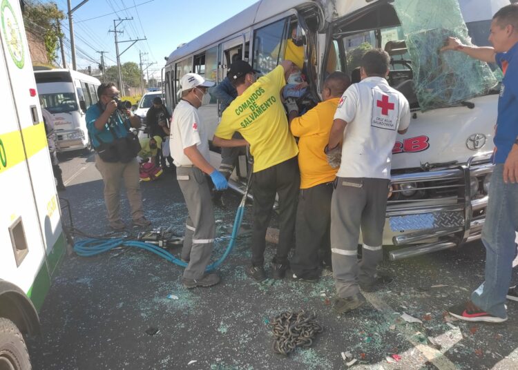 Varios lesionados tras fuerte accidente de microbús en bulevar Sur de Santa Tecla
