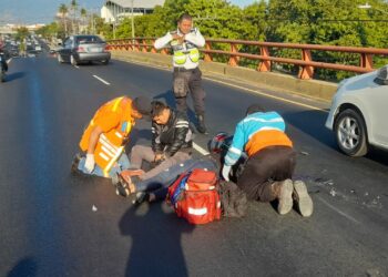 Derrame de aceite en bulevar del Ejército deja una pareja de motociclistas lesionados