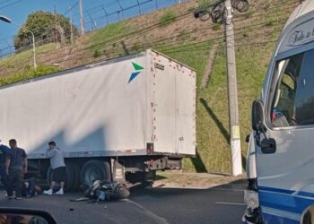 Se reporta motociclista lesionado tras grave accidente con camión sobre el bulevar del Ejército
