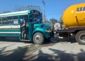 Accidente sobre carretera al Puerto de La Libertad deja siete lesionados