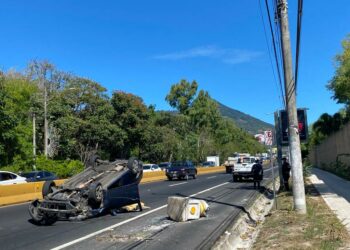 Se reporta vehículo volcado sobre avenida Jerusalén